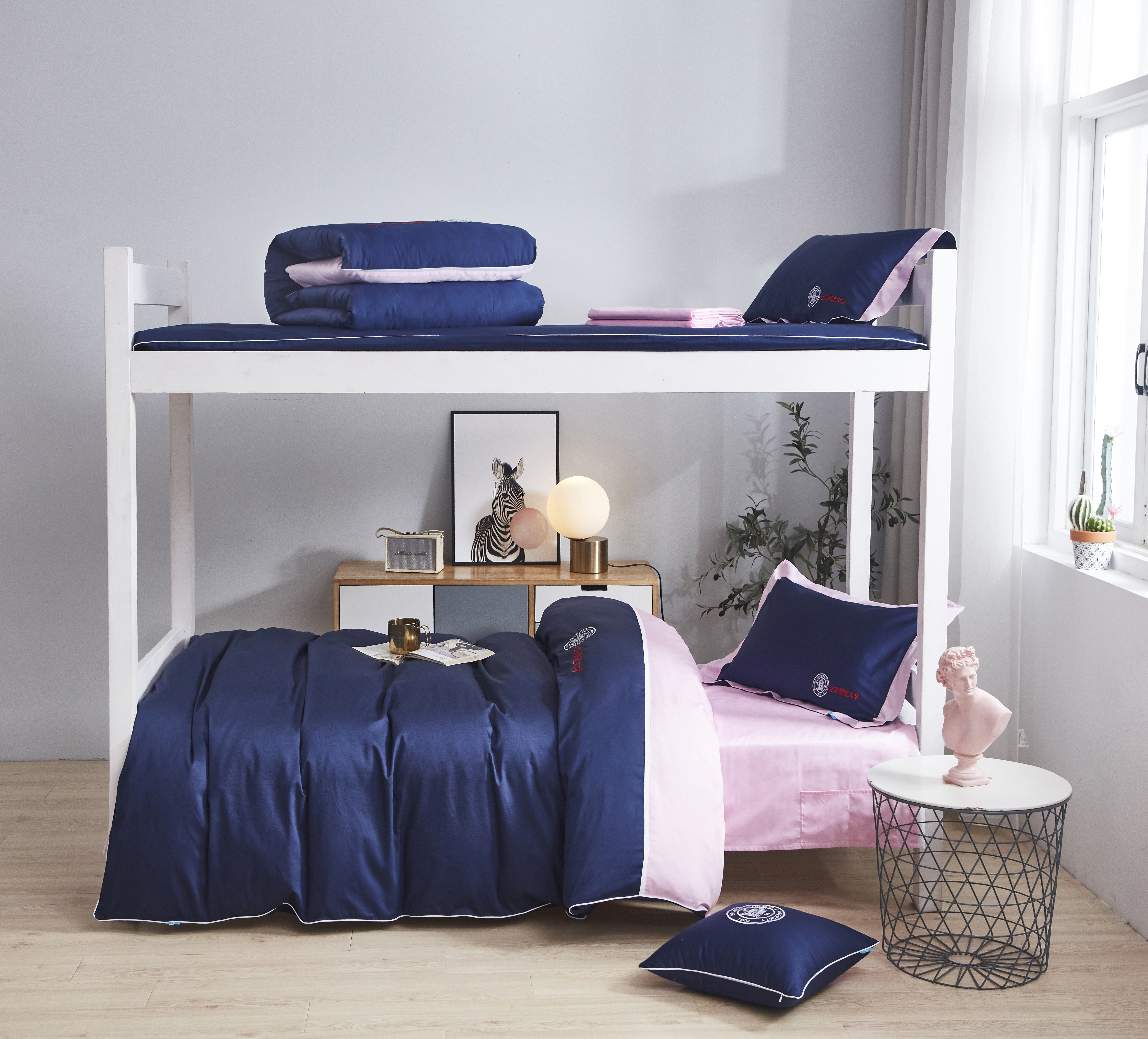 Contraste azul real y blanco-Acentos personalizables