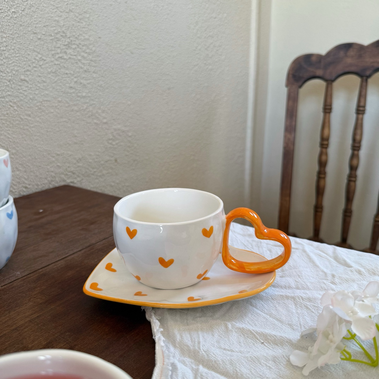 Tasse à anse en forme de cœur orange 280 ml avec coupelle cœur