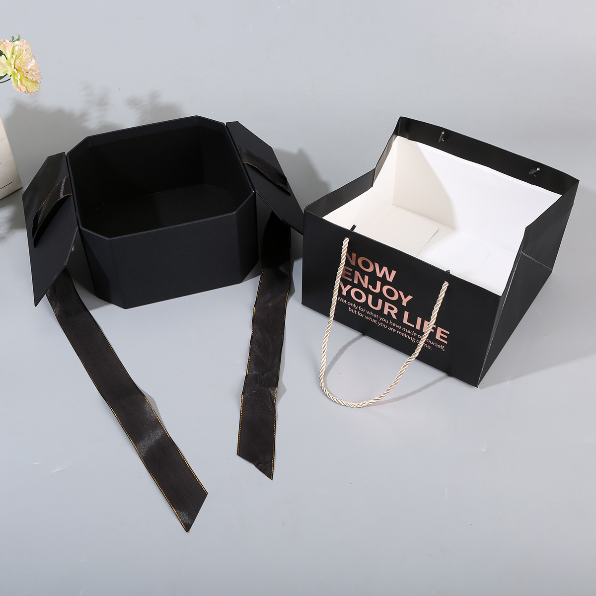 Boîte vide noire + pochette cadeau