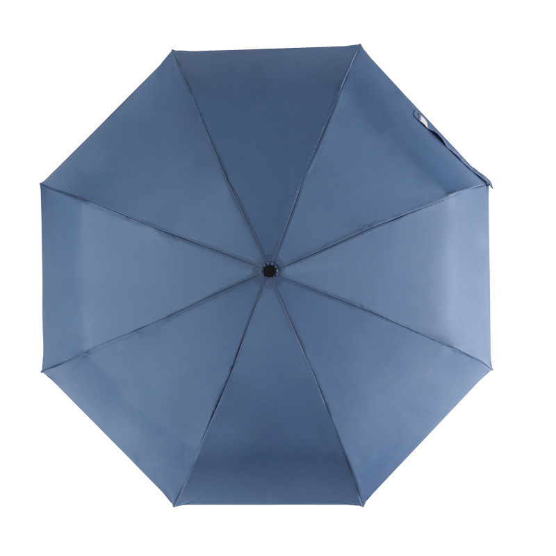Parapluie automatique pliable en trois volets, bleu brume, facile à ranger.