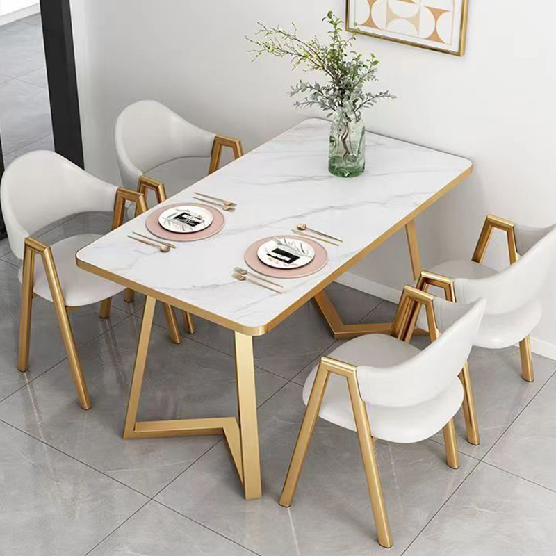 Table avec 4 chaises en cuir blanc