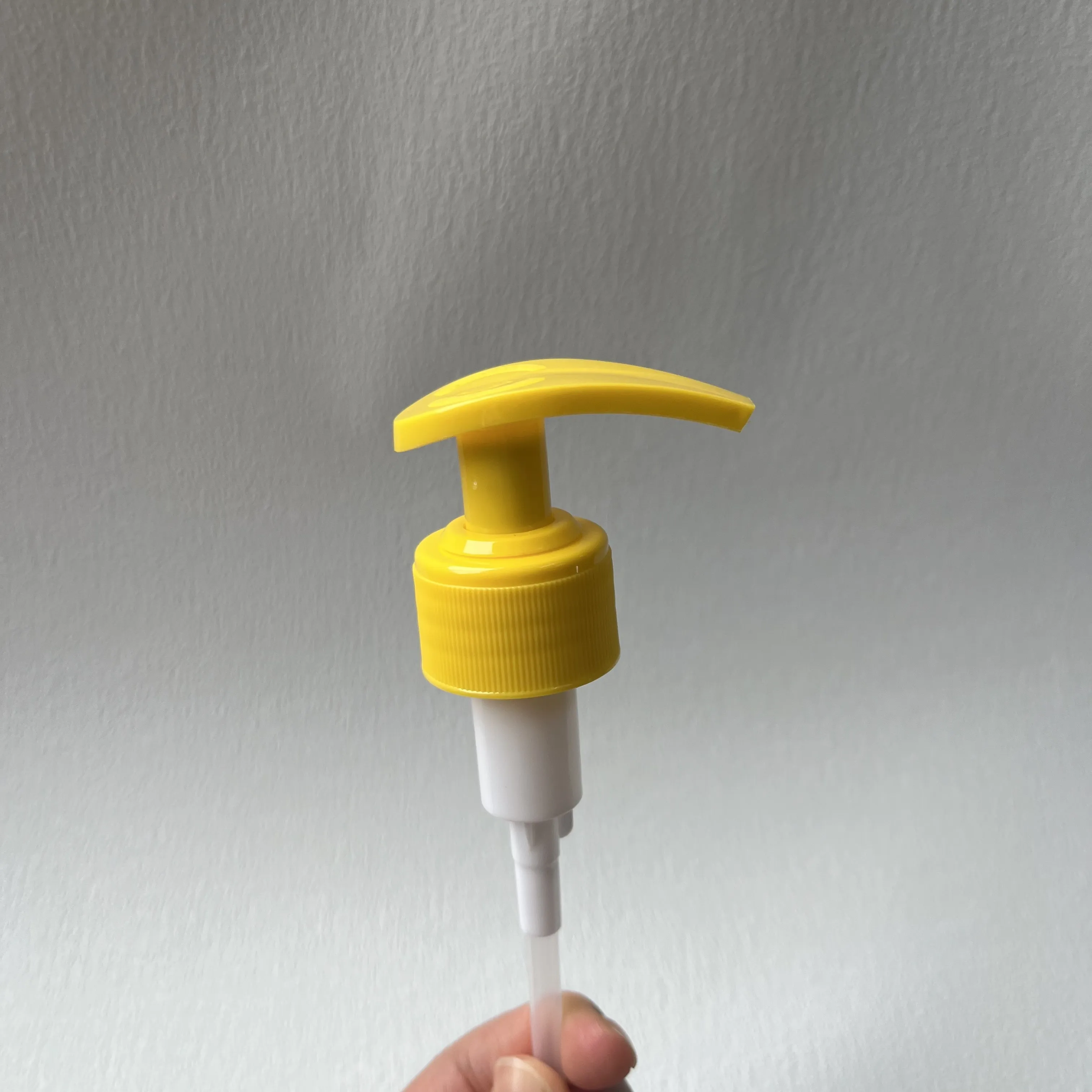 Dispensador de jabón 24mm 28mm/bomba de loción de gel de ducha de champú amarillo de plástico para botellas de PET