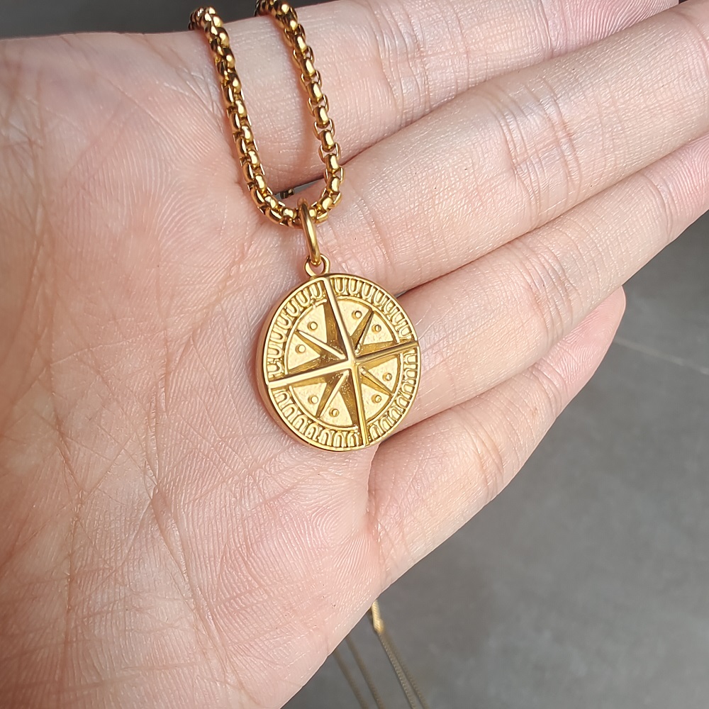 Collana con ciondolo a bussola