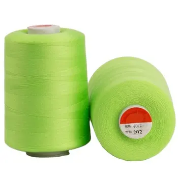 Швейная нить, которую можно использовать для прядения тканей, таких как джинсовая ткань