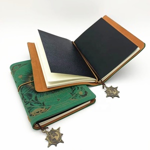 Benutzer definierte A5 Leder <span class=keywords><strong>NoteBook</strong></span> Cover mit Metall Anhänger Lesezeichen Pu Travel Organizer Journal Planer Tagebuch Hardcover Ordner