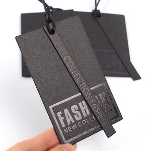 Etiquetas colgantes de papel en relieve de lujo reciclables personalizadas con diseño de U-Meking, etiqueta colgante con impresión UV negra Premium, etiqueta oscilante con cuerda - Product Image 1