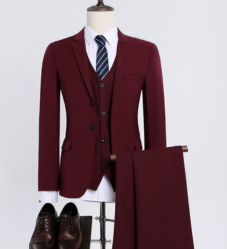 Ensemble veste, gilet, pantalon et chemise rouge bordeaux à 2 boucles.