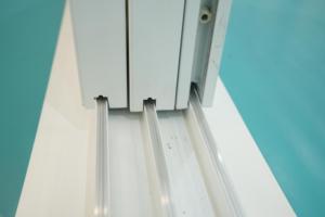 Kaymak PVC pencereler kasırga geçirmez UPVC standart basit tasarım cam pencere çerçevesi PVC UPVC çift camlı sürgülü pencereler - Product Image 4