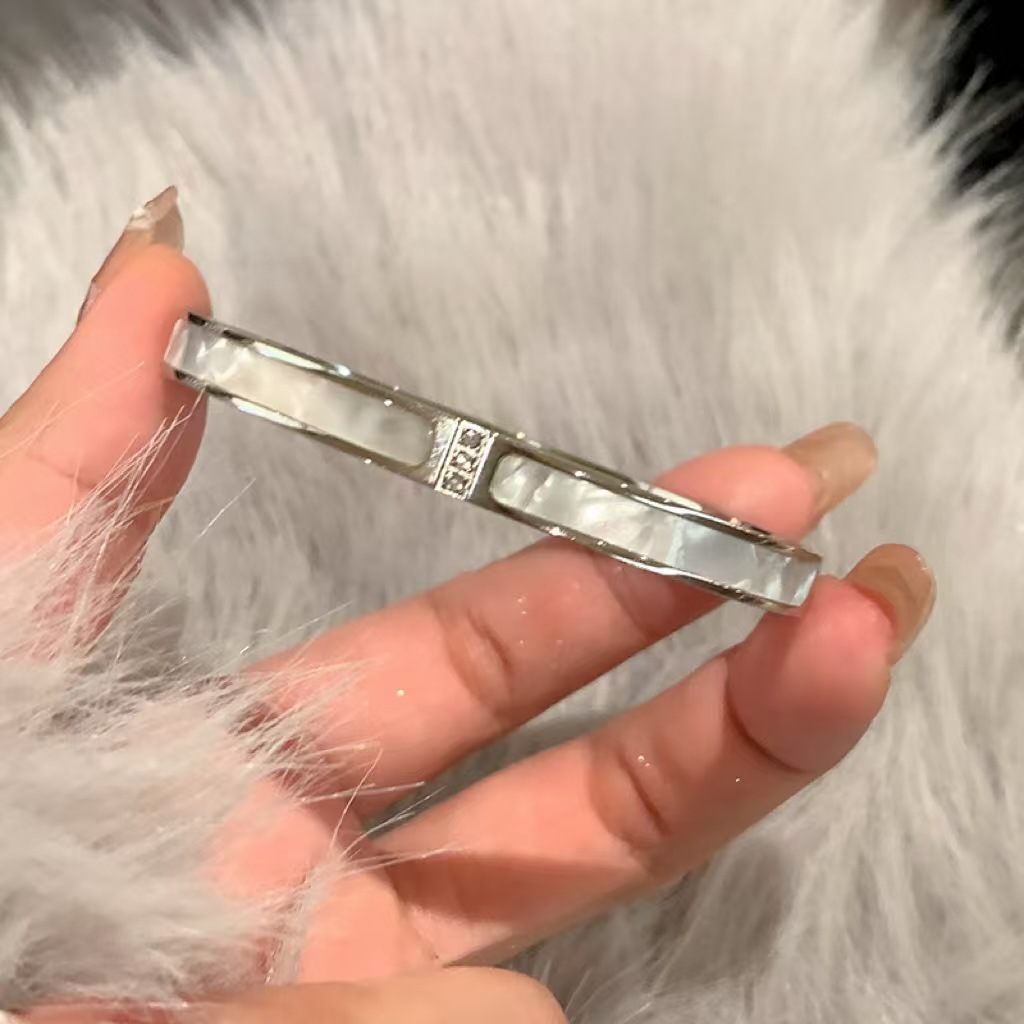 Concha de plata Sz-05 con tres diamantes