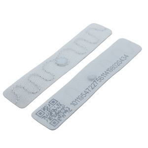 Código QR personalizado números de serie impresos programable RFID lavandería de largo alcance impermeable lavable UHF etiquetas RFID para pista textil