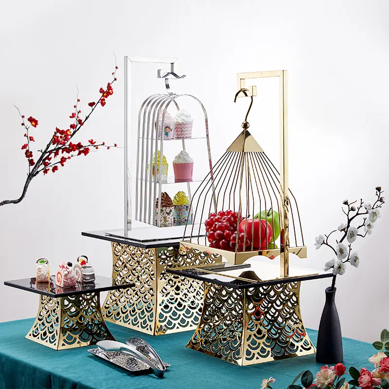Esposizione reale del basamento della torta della gabbia per uccelli della tazza del supporto di decorazione della torta del metallo reale e di lusso delle stoviglie