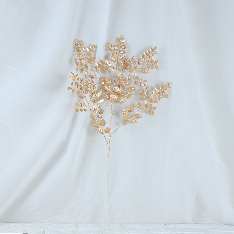 Hojas de maní doradas