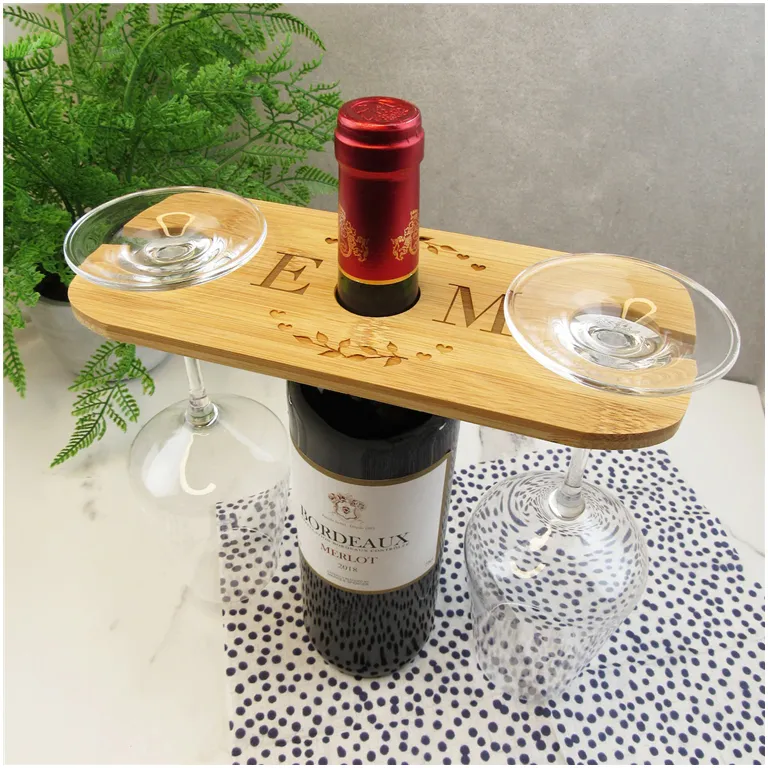 Venta al por mayor de copas de vino y botellas con iniciales y diseños de letras intercaladas, regalo tallado, bastidores de vino de madera