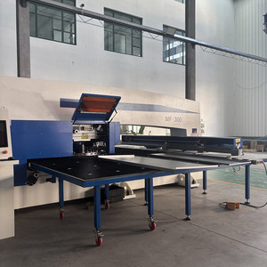 Punzonadora de torreta CNC para hojas de metal con funciones de servo grabado, estampado y punzonado - Product Image 2
