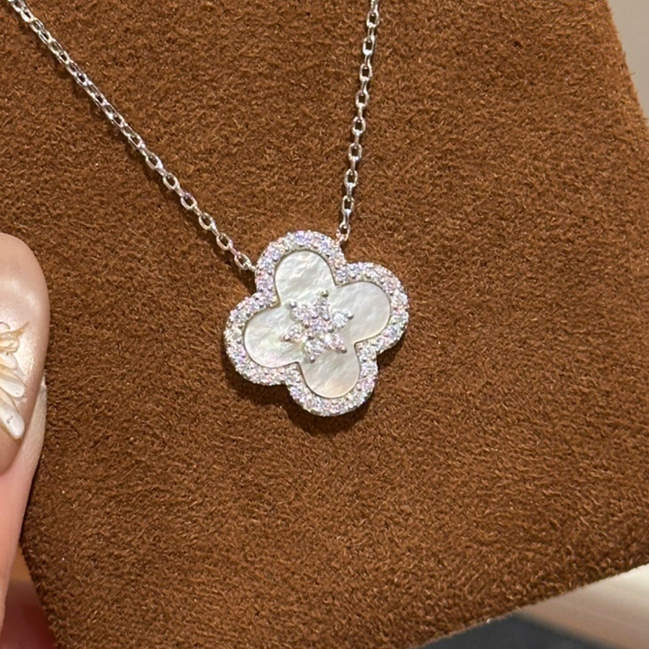 Collier en nacre blanche, cordon intérieur de 45 cm