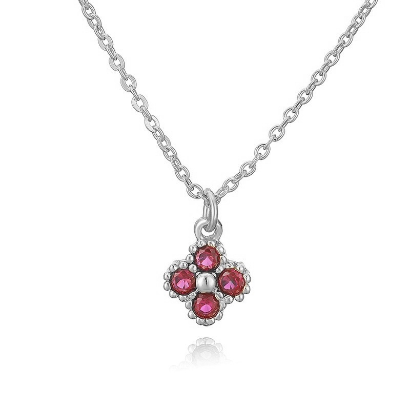 Collier en or blanc avec diamant rose, trèfle à quatre feuilles et pendentif en forme de "O".