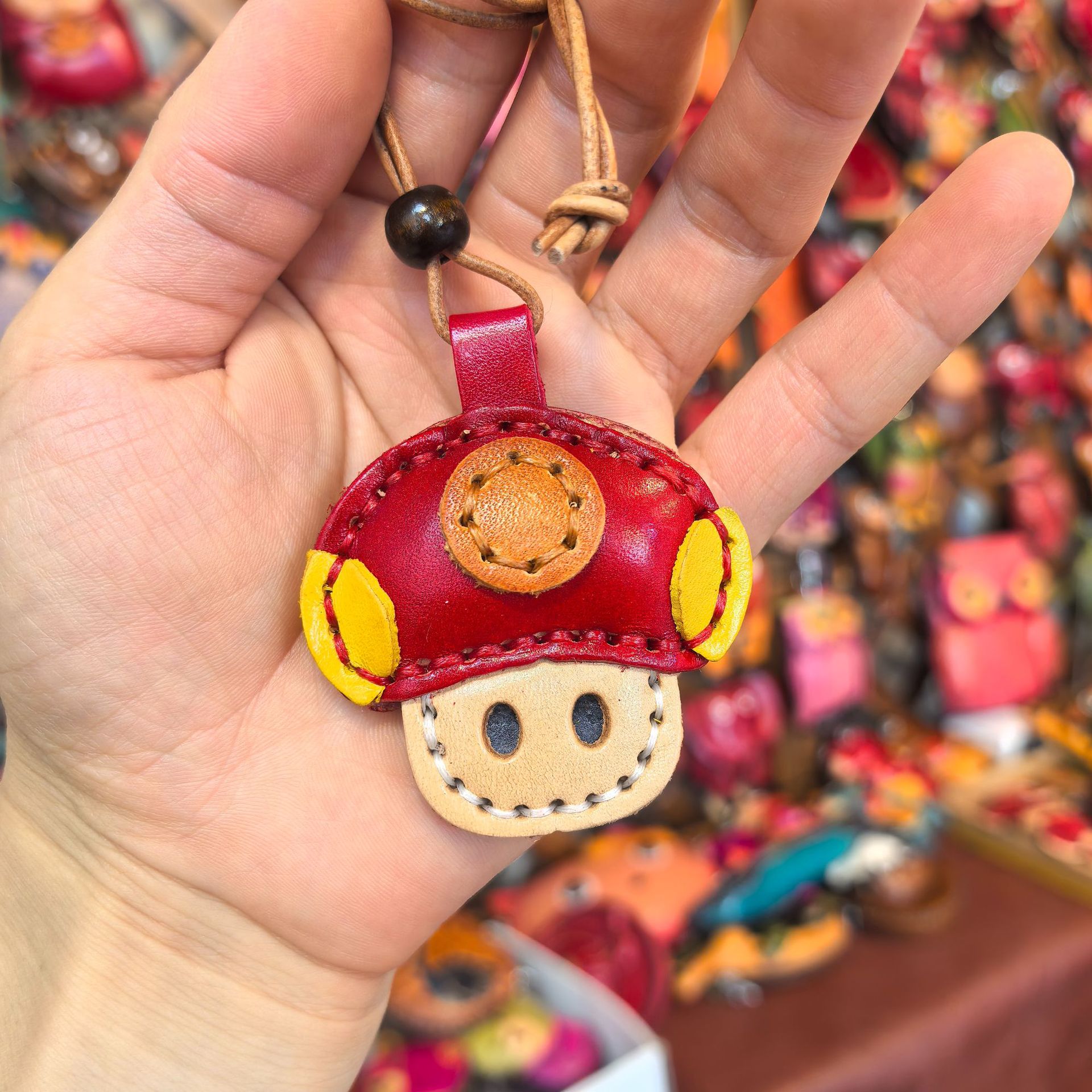 Colgante de hongo rojo cosido a mano