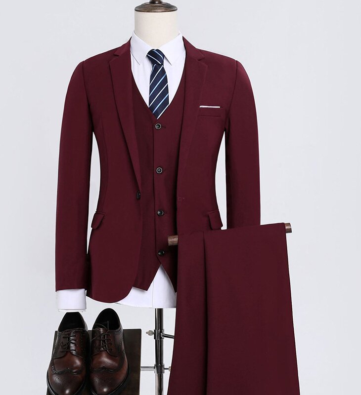 Veste, gilet, pantalon et chemise rouge bordeaux à un bouton.