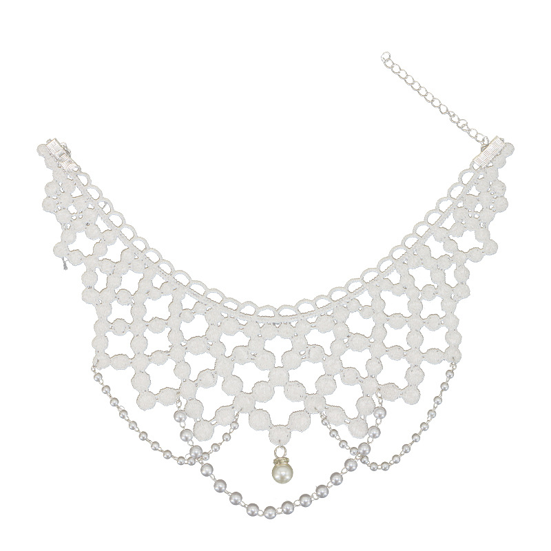 Collier de perles en dentelle blanche