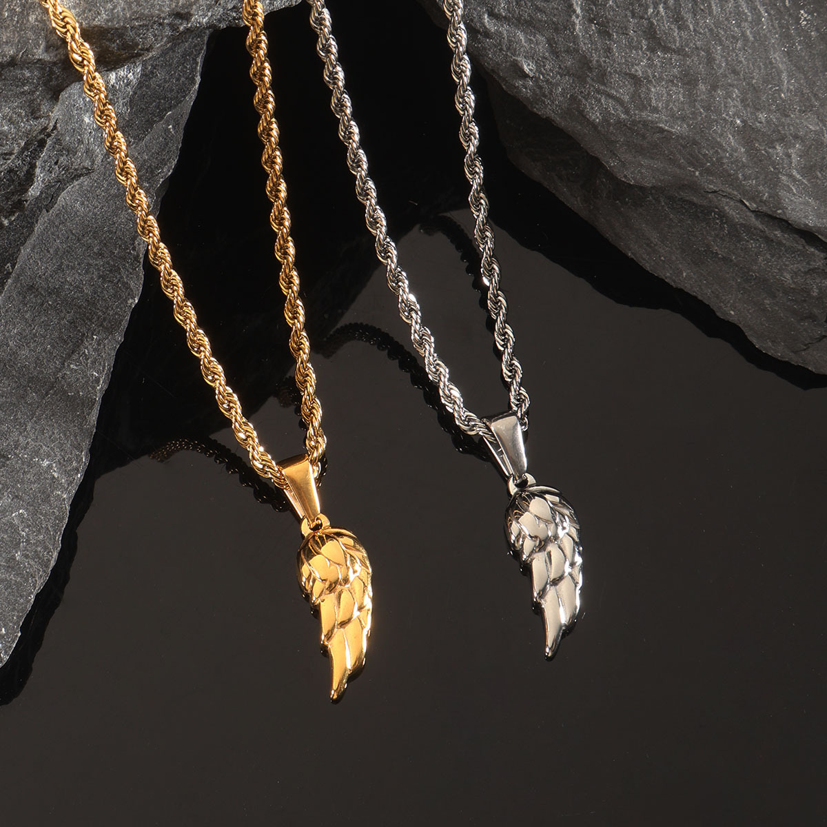 Pendentif aile avec chaîne de corde