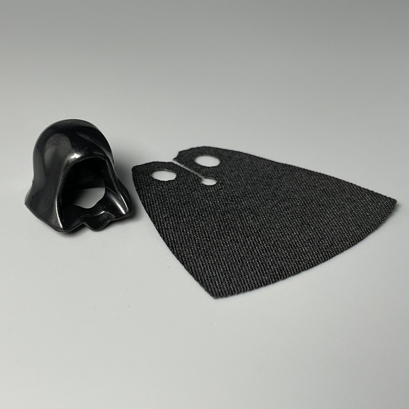 Capa base negra con capucha negra.