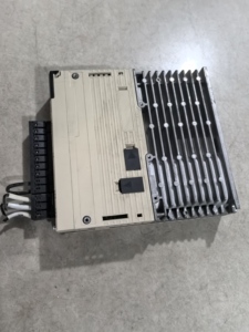 เซอร์โวไดรฟ์ห้ารุ่น Sgdv-2r8a01b002000 400W เครื่องถอดชิ้นส่วนต้นฉบับ
