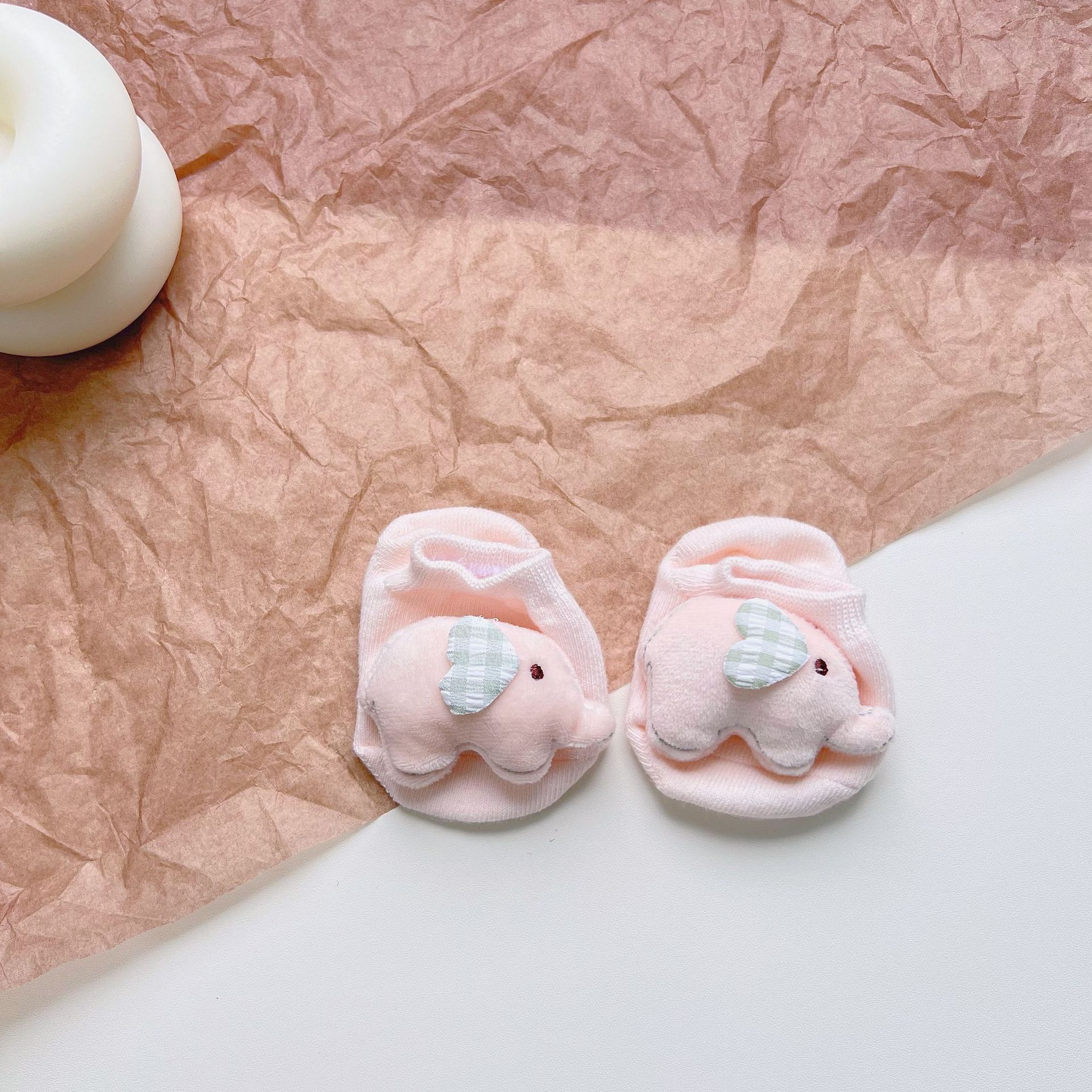 Éléphant rose clair + oreilles en forme de cœur rose