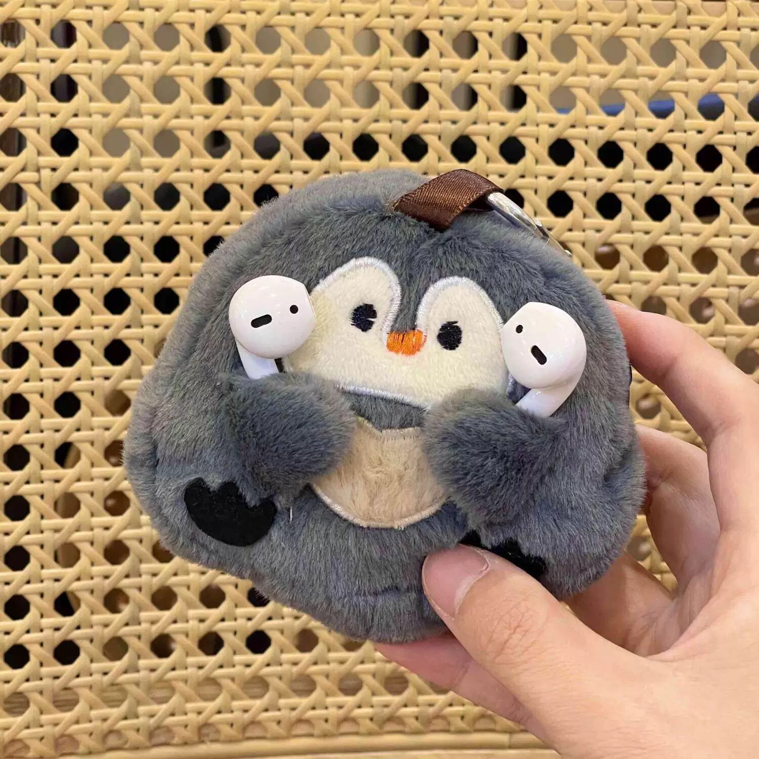 étui pour écouteurs en forme de pièce de monnaie pingouin gris foncé