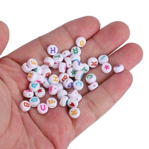 ピース/バッグカラフルなレタービーズ4X7mmアルファベットビーズネームブレスレットネックレスキーチェーンDIYジュエリー作り