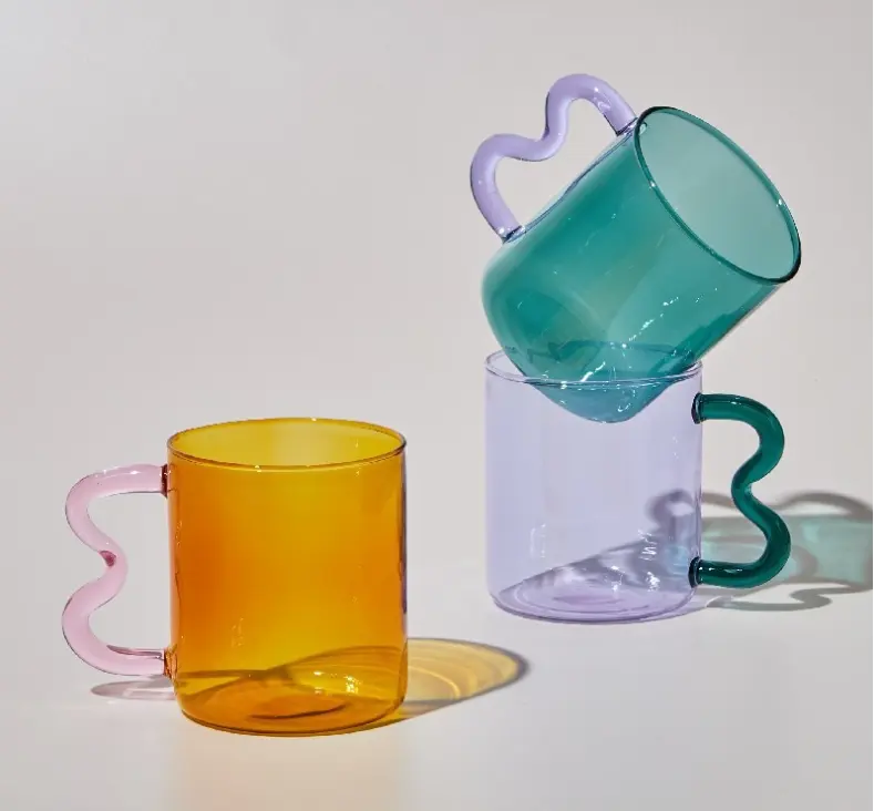 Nuevo diseño, Color encantador de taza de café de vidrio de borosilicato de 450mL, tazas de vidrio para beber de colores con mango de Color