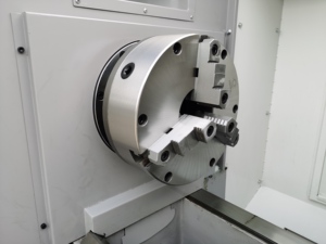 El torno CNC CK6150 de alta precisión SuperTech se utiliza para procesar algunas piezas giratorias en moldes. Productos en stock Entrega rápida - Product Image 5