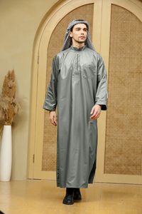 9004 Kuwii 2021 yeni tasarım basit müslüman işlemeli erkek Robe <span class=keywords><strong>Daffah</strong></span> Thobe erkekler çarşaf İslami giyim <span class=keywords><strong>Al</strong></span> Aseel Thobe