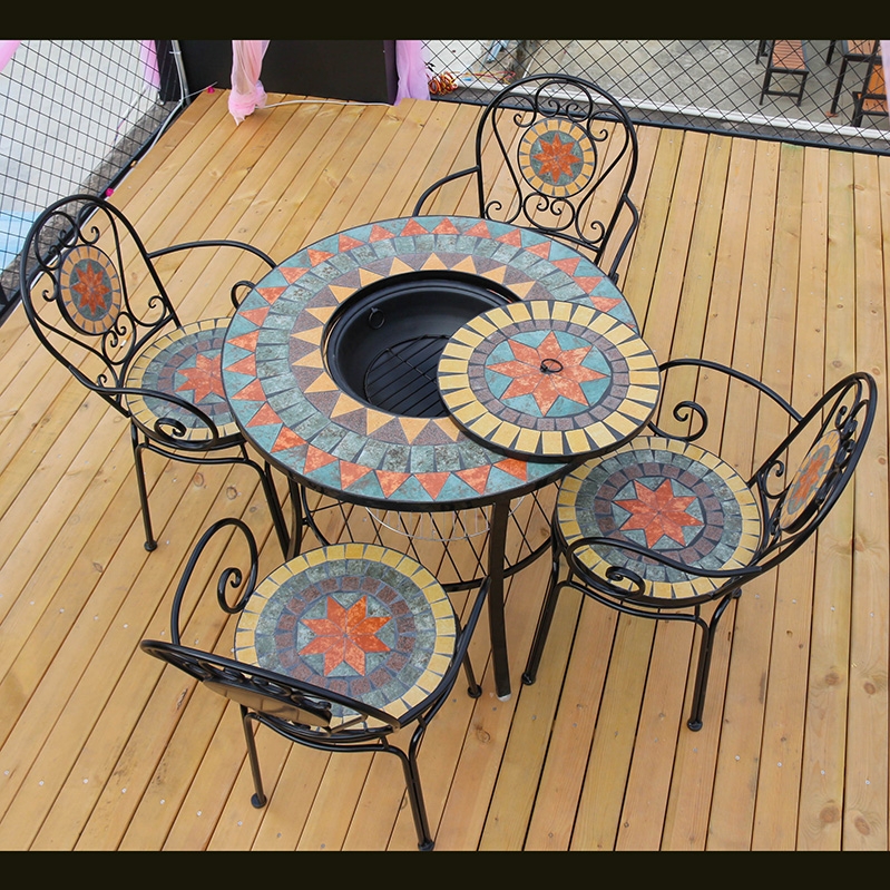 Quatre fauteuils et une table 80CM