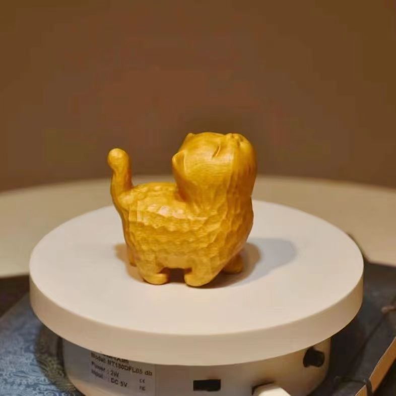 Petit chat marcheur en bois de santal doré, 4 centimètres