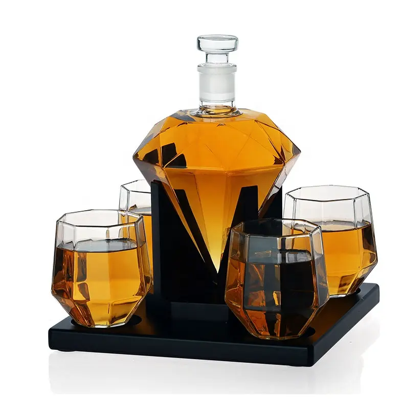 Élégant ensemble de carafe à whisky en forme de diamant en verre fait à la main avec 4 verres et plateau en bois