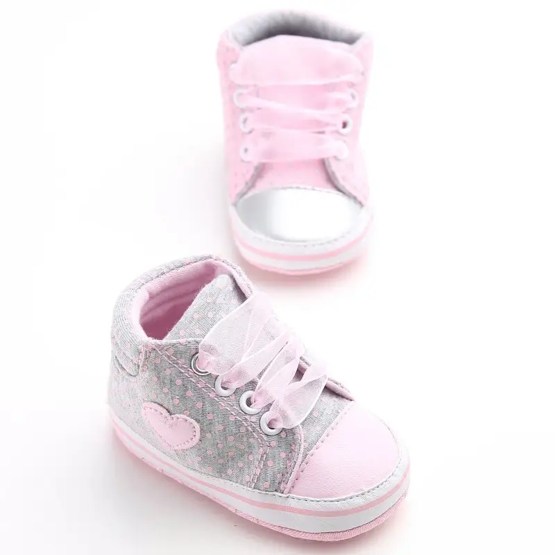 أحذية للأطفال حديثي الولادة وردي منقط من القطن ناعم من الأسفل أحذية بناتي أطفال على شكل قلب أحذية مشوا لأول مرة أحذية أطفال Prewalker للبيع بالجملة