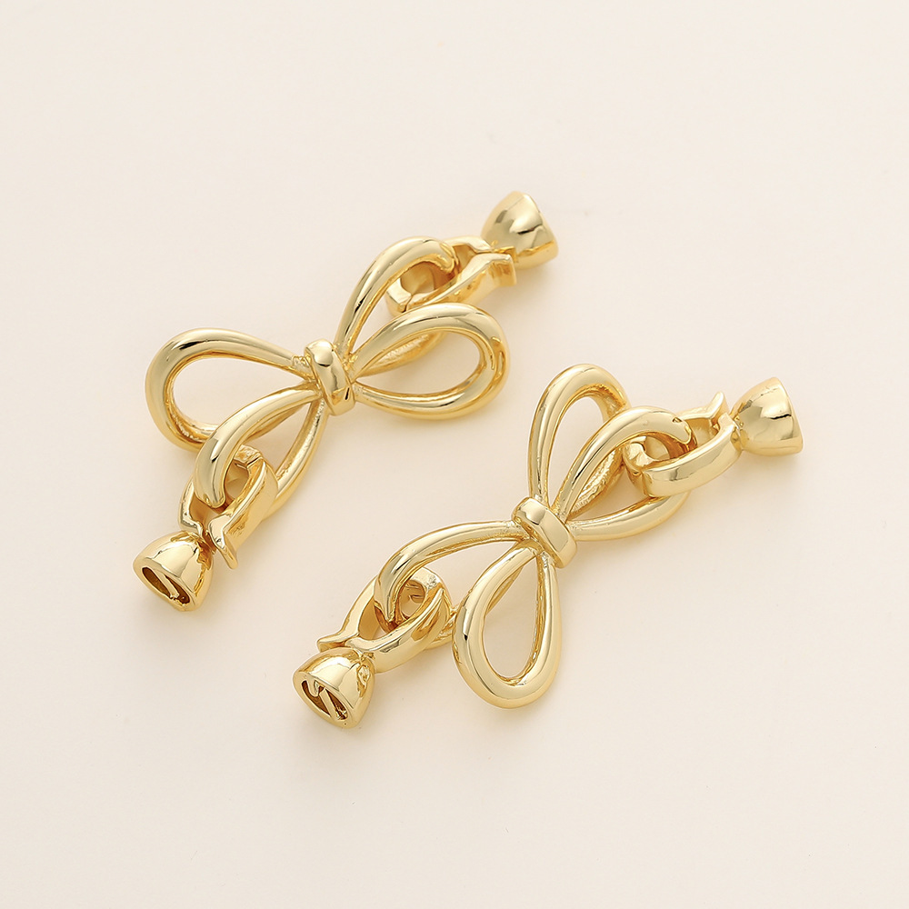 Fermoir de collier nœud en or 18 carats avec rétention de couleur.