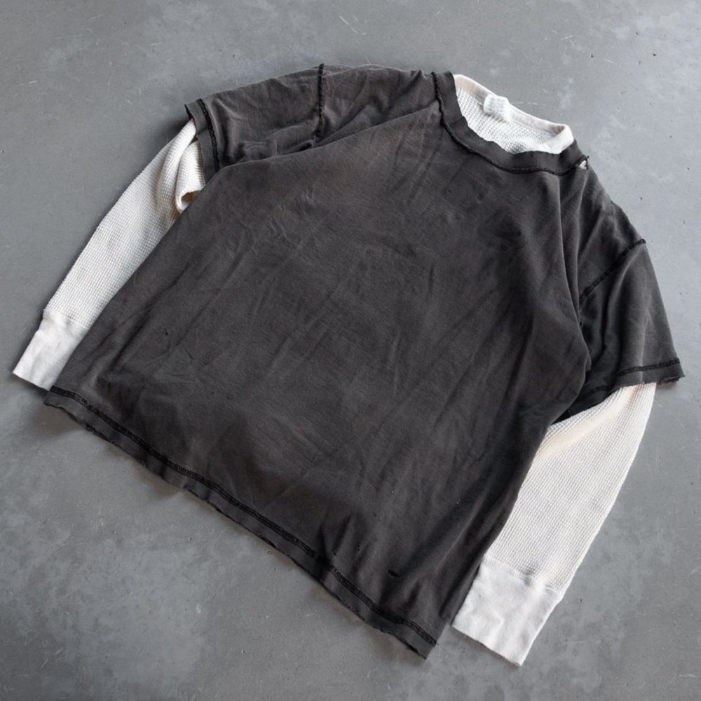 Gris oscuro