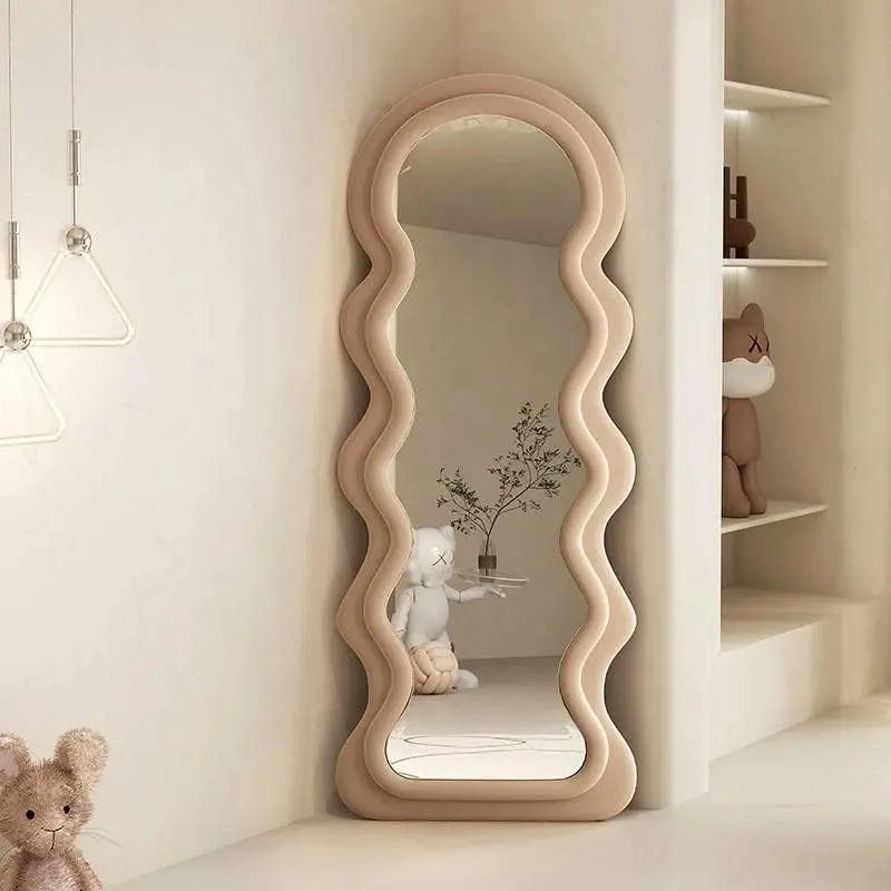 Forme os espelhos eretos livres do assoalho do estilo acenam o espelho longo do comprimento completo do molho da forma ondulada grande para a decoração da sala de visitas
