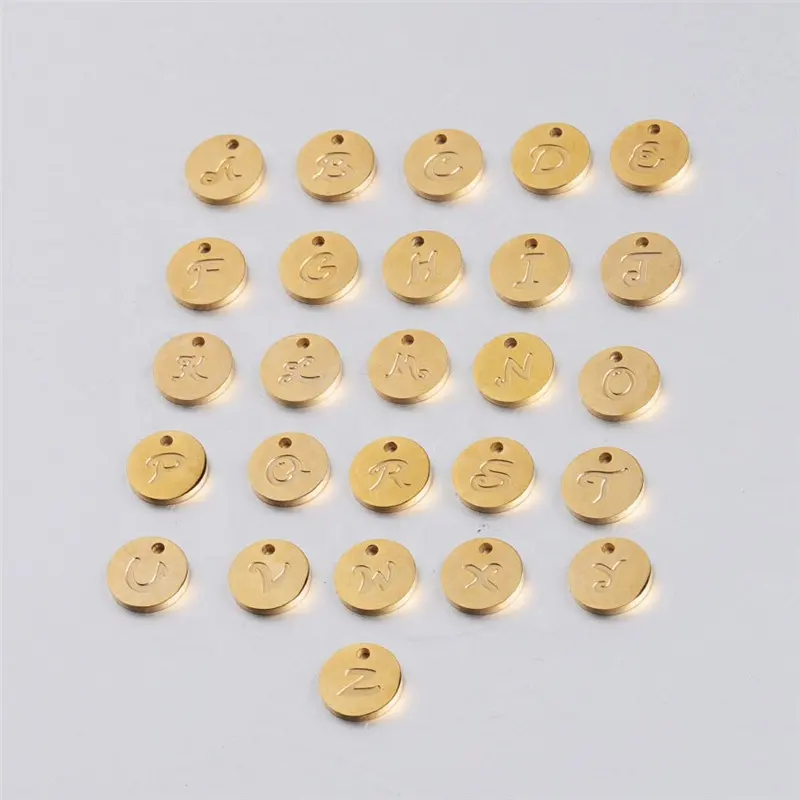Tamaño de 10 mm ronda pequeños encantos inicial grabado chapados en oro 26 letras del alfabeto para joyería