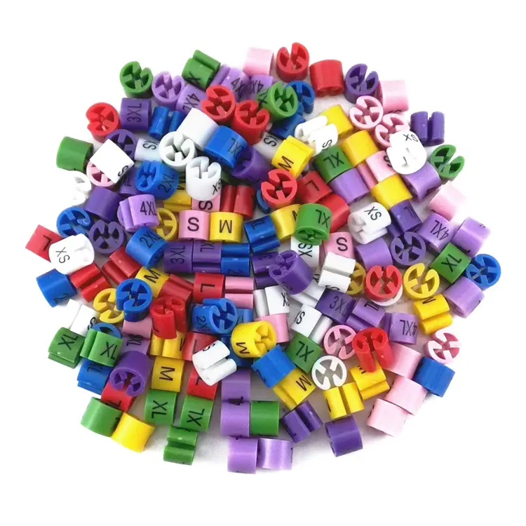 Cubi di dimensioni appendiabiti in plastica colorata vuota per negozio di moda