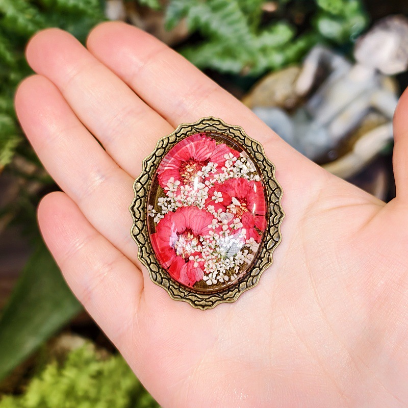 Broche rouge