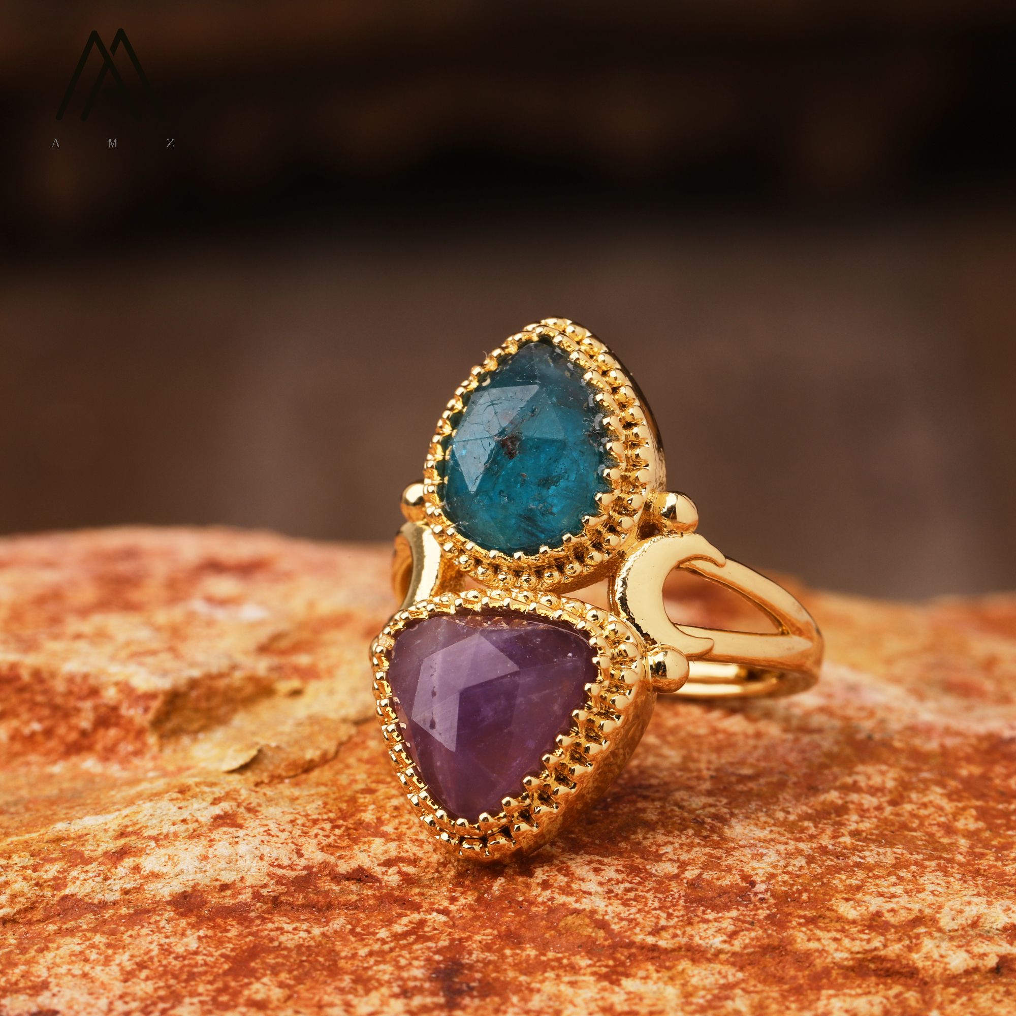 Anillo de oro con apatita azul