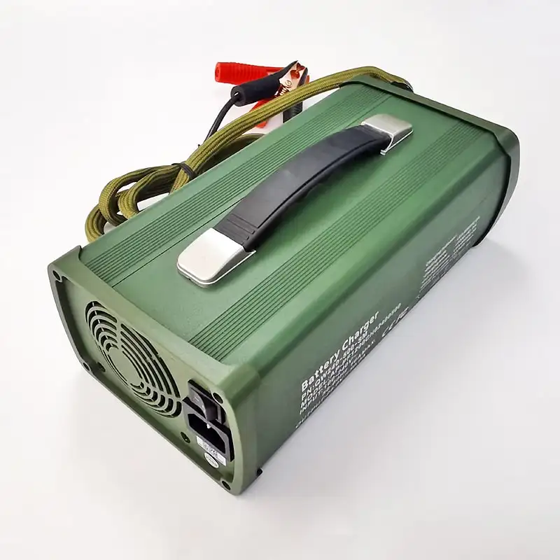 900 W Super-Batterielader 50,4 V / 51,1 V 15 A 17 A LiFePO4 intelligentes ladegerät für 14S 42 V 44,8 V tragbares Kraftwerk Batteriepack