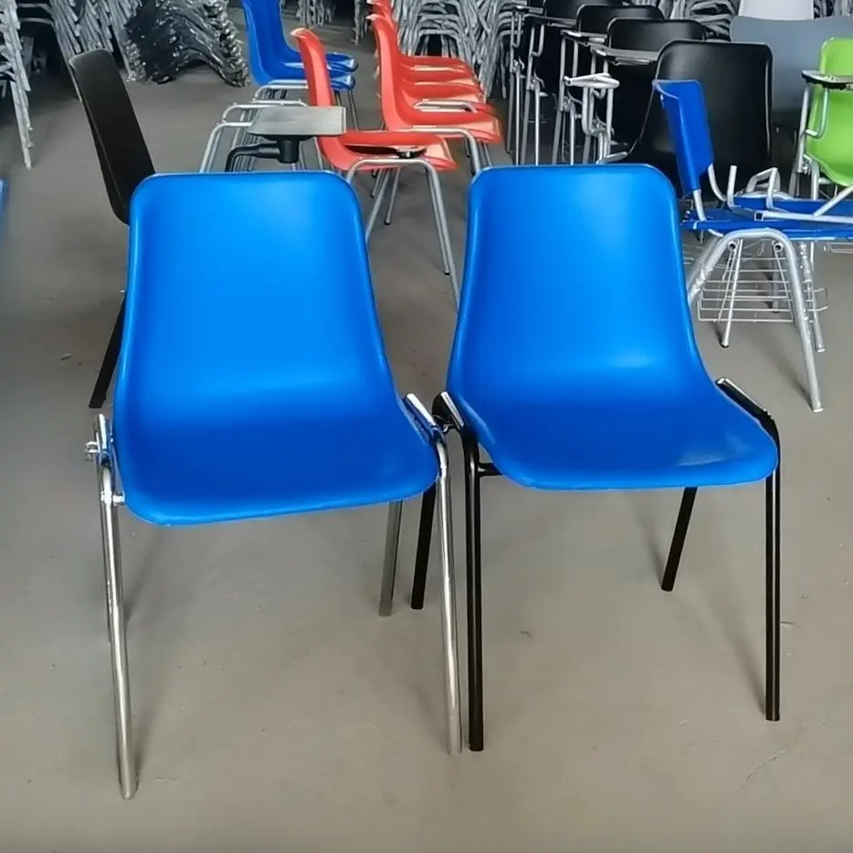 Moderne einfache stapelbare pp Sitz Metall beine farbige Schüler Schule Stadion Büro Restaurant Esszimmer Plastiks tühle für Veranstaltungen