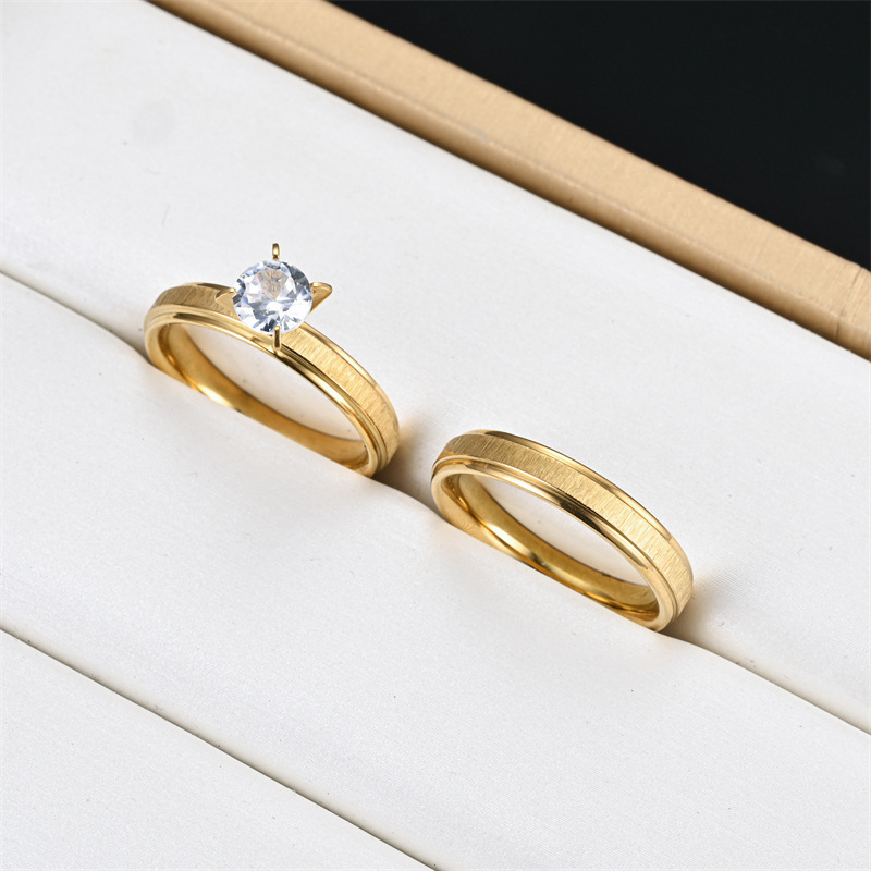 Anelli di coppia con zirconi spazzolati in oro da 4 mm