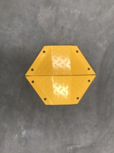イエローブラック5mm厚ヘビーデューティー80トン重量抵抗滑り止めスチールスピードハンプ、メタルスピードバンプ