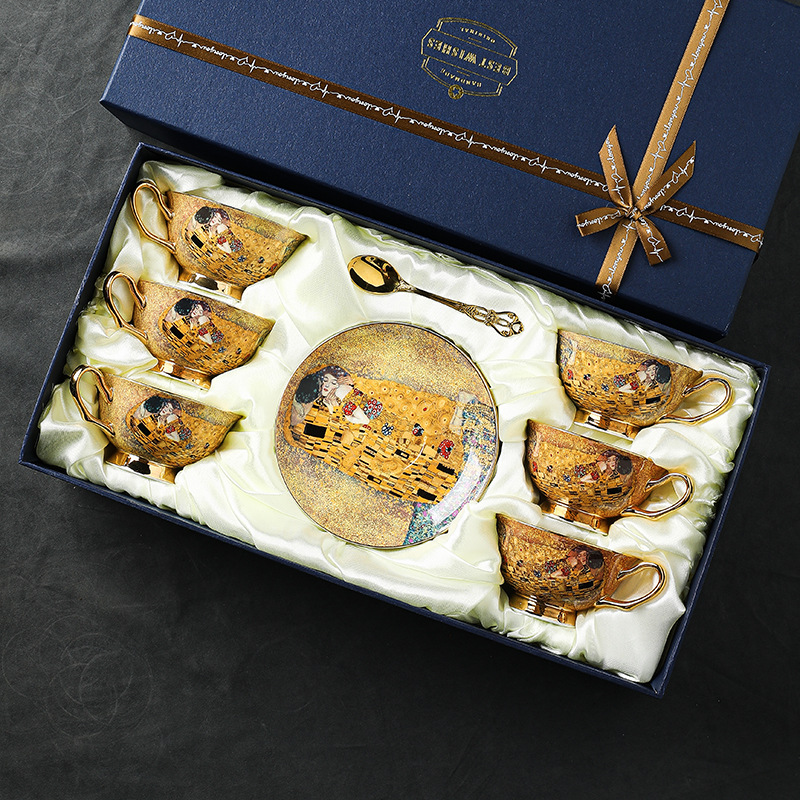 Coffret cadeau pour couple égyptien : six tasses, une soupière et une cuillère.