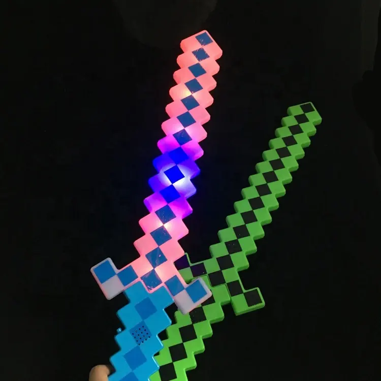 Sıcak satış Cyber dünya temalı parti LED Glow oyuncak kılıç doğum günü partisi oyunu LED silah cadılar bayramı Led piksel mozaik kılıç