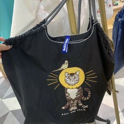 แมวดำขนาดใหญ่ไม่มีสายคล้องไหล่